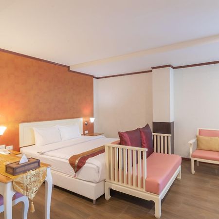 J&Y Hotel Latphrao 35 Бангкок Экстерьер фото