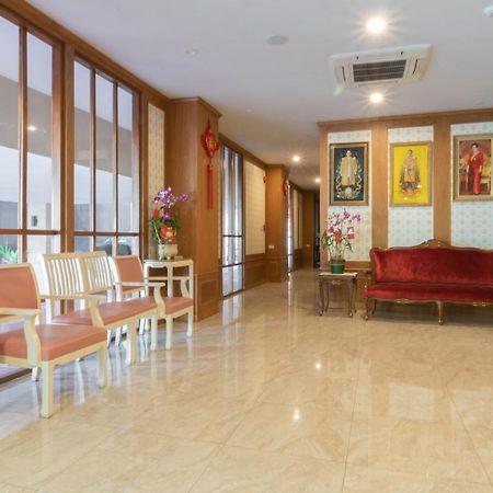 J&Y Hotel Latphrao 35 Бангкок Экстерьер фото