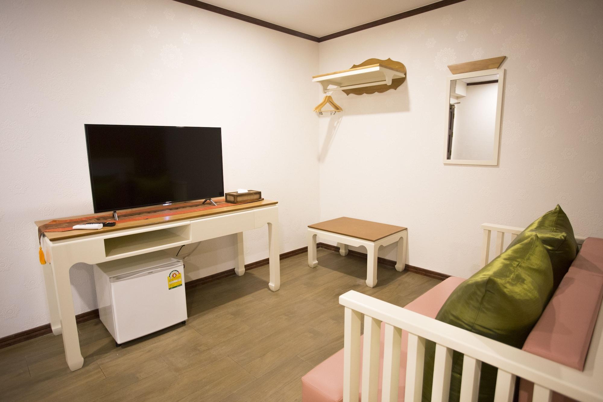 J&Y Hotel Latphrao 35 Бангкок Экстерьер фото