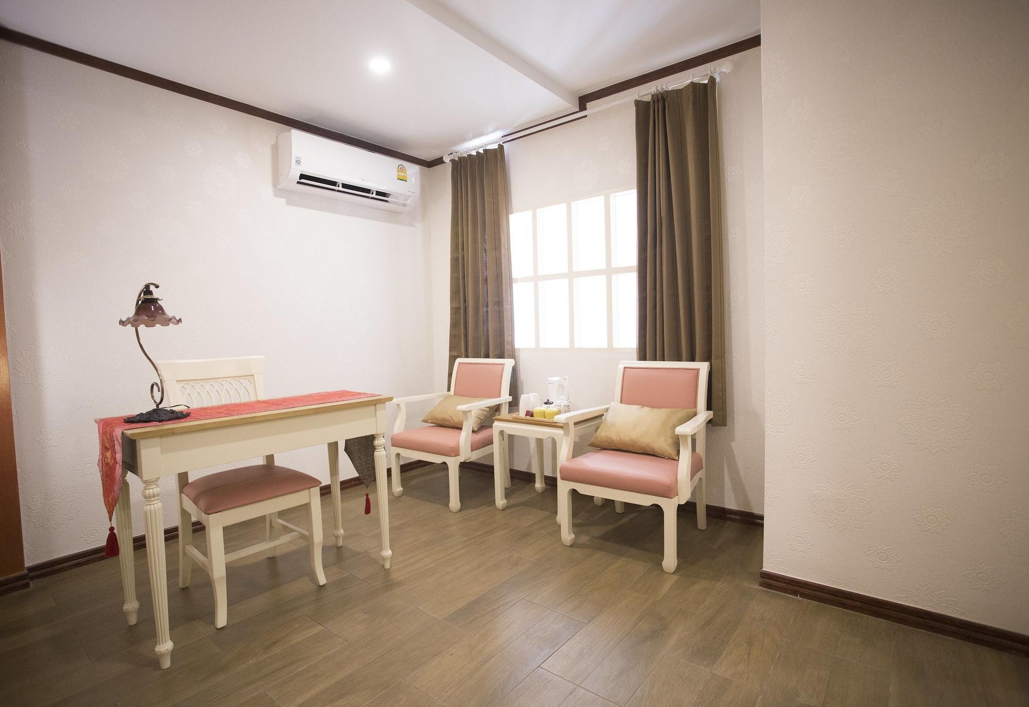 J&Y Hotel Latphrao 35 Бангкок Экстерьер фото