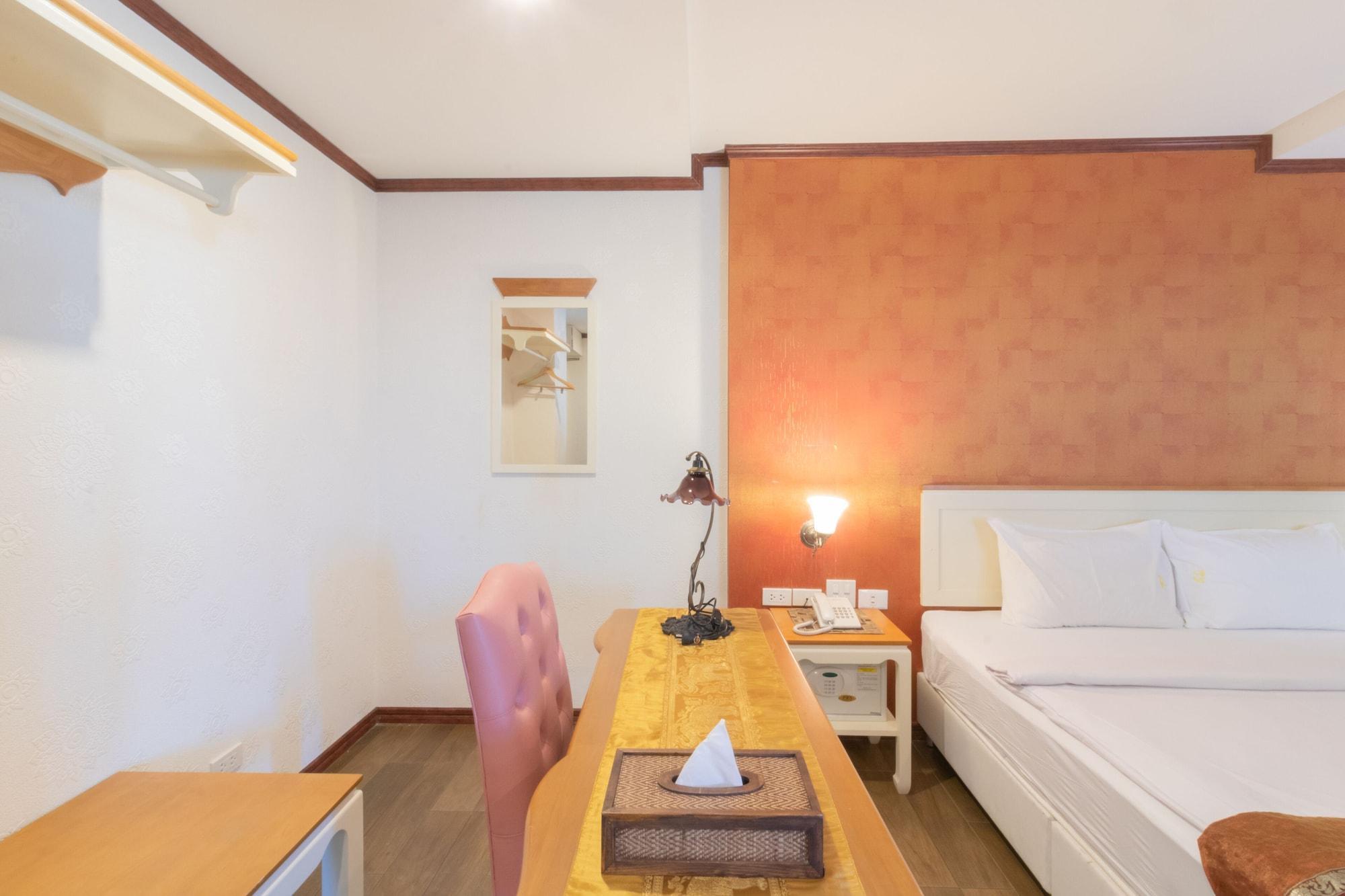 J&Y Hotel Latphrao 35 Бангкок Экстерьер фото